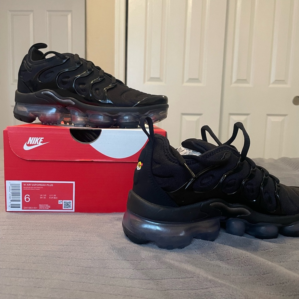 Women’s Air Vapormax Plus size 6 black/black-anthracite.